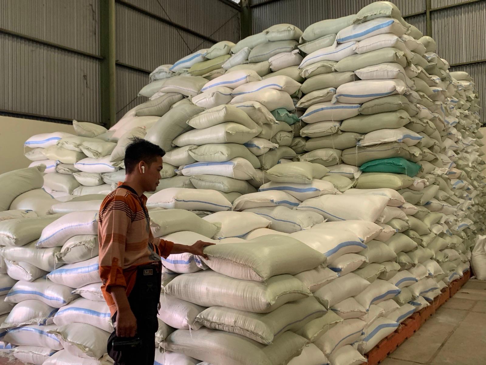 MENUMPUK: Kondisi beras di Gudang Bulog Bondowoso yang saat ini dalam kondisi aman.