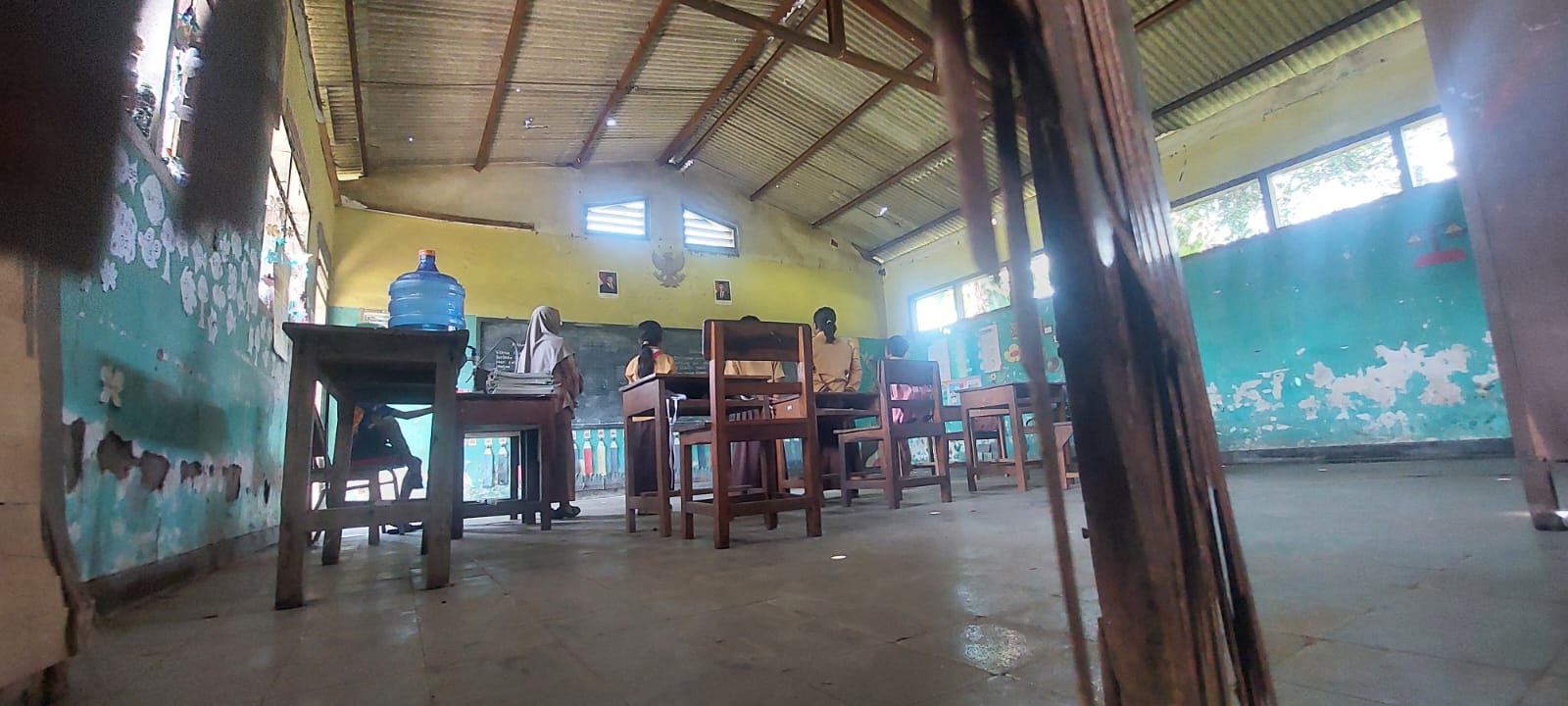 TIDAK LAYAK DITEMPATI: Ruang kelas SDN Sumberketempa 04, Desa Sumberkempa, Kecamatan Kalisat tidak layak untuk ditempati KBM