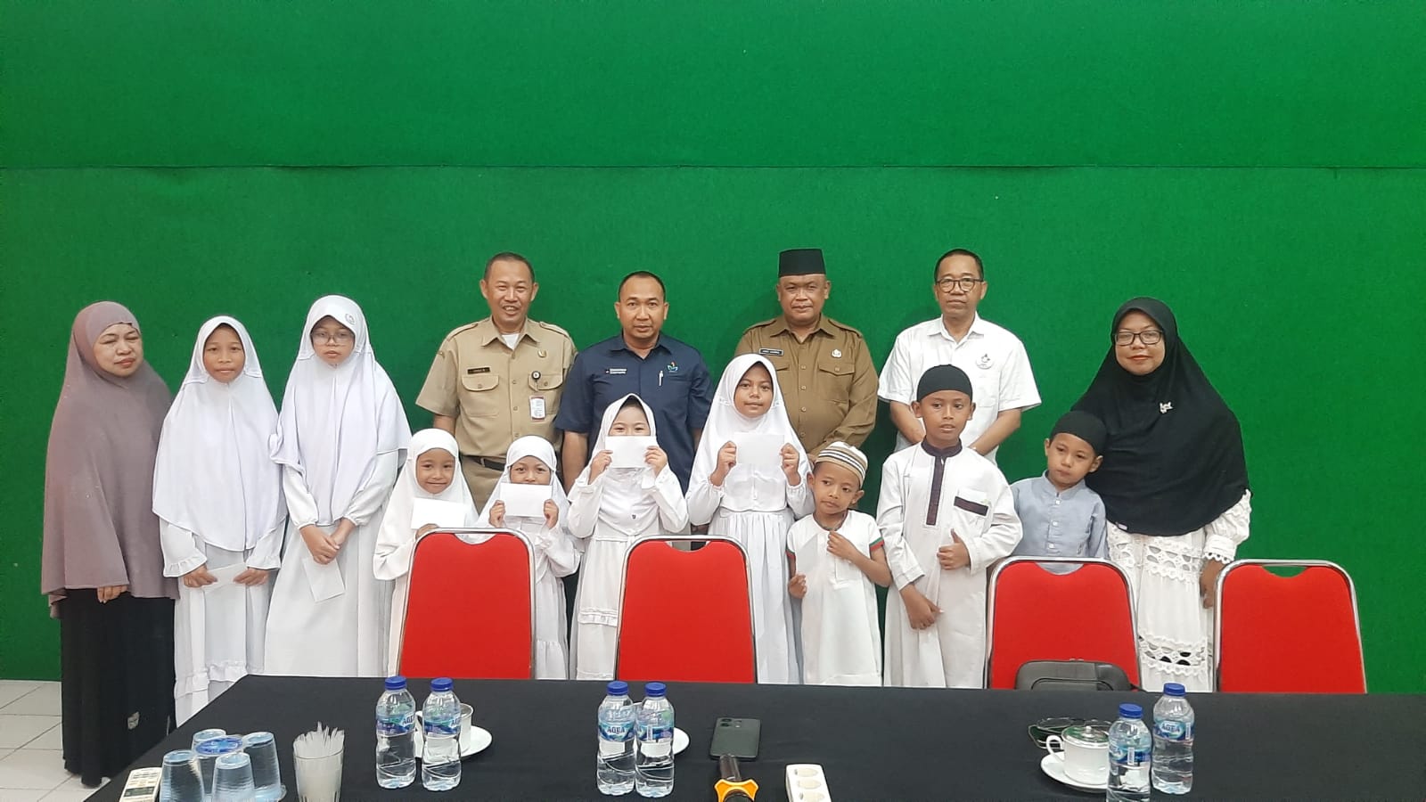SANTUNAN : Ketua GPP Jatim Wilayah III, Benny Hendricianto foto bersama anak yatim dan perwakilan Disnaker dan DTPHP Jember.