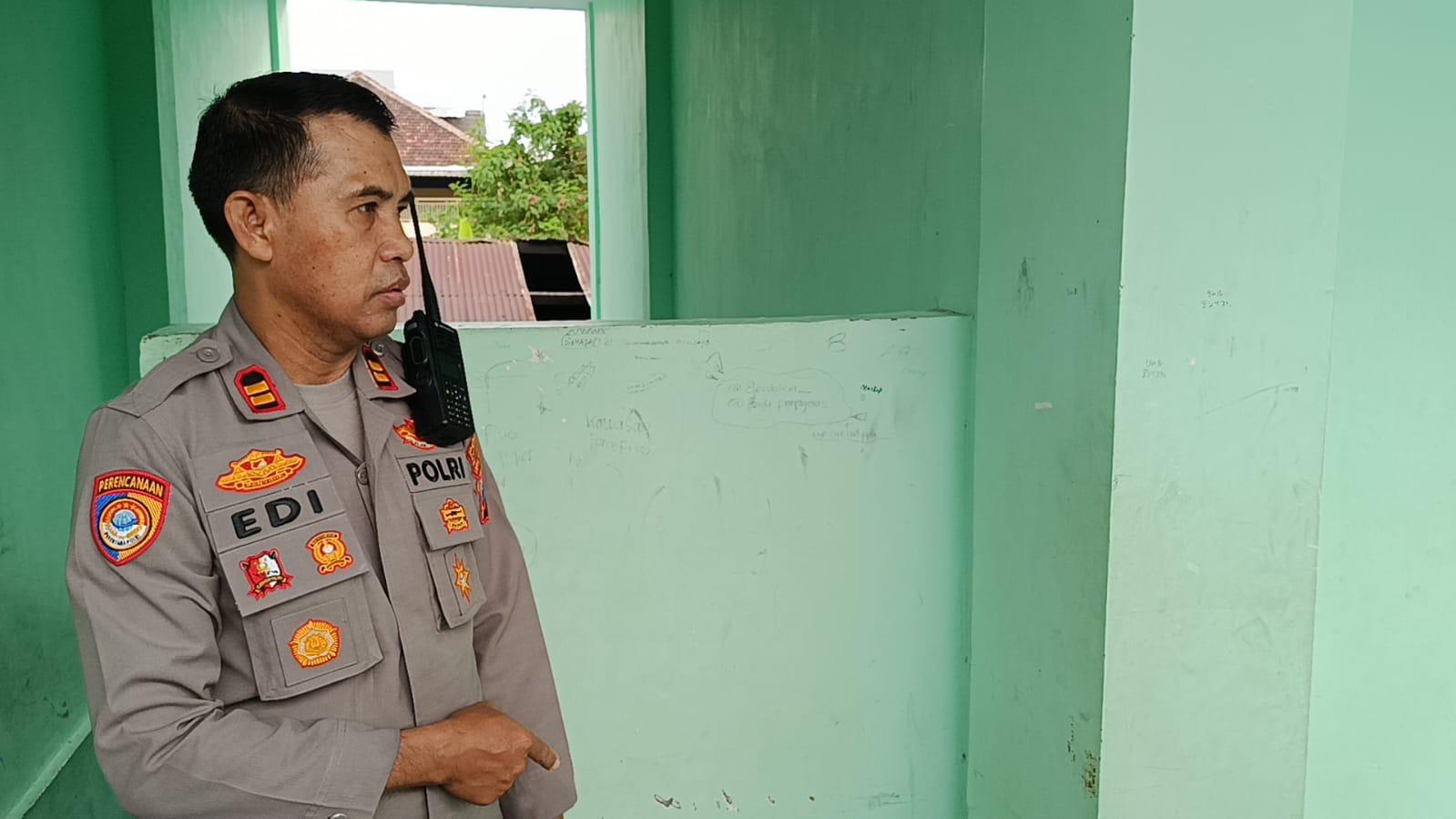OLAH TKP: Petugas melakukan olah TKP pasca peluru nyasar mengenai siswi MTsN Lumajang, kemarin.(ADE APRYANIS/RAME)