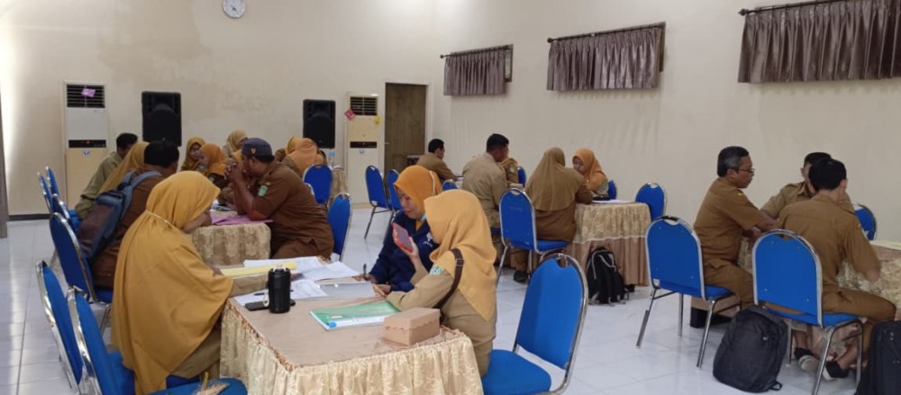 DAMPINGI: Pegawai Dinas Pemberdayaan Masyarakat dan Desa (DPMD) Lumajang saat memberikan pendampingan, kemarin.(ATIEQSON MAR IQBAL/RAME)