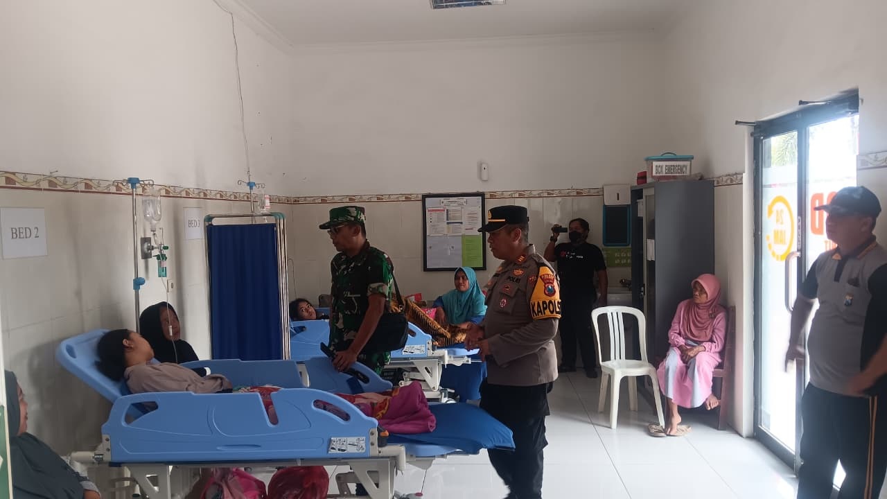 DIPANTAU: Anggota TNI dan polisi yang tergabung dalam Satgas Pengentasan Kemiskinan dan Suksesi MBG tingkat kecamatan memantau kondisi siswa SMPN 1 Umbulsari yang dirawat di Puskesmas Umbulsari.