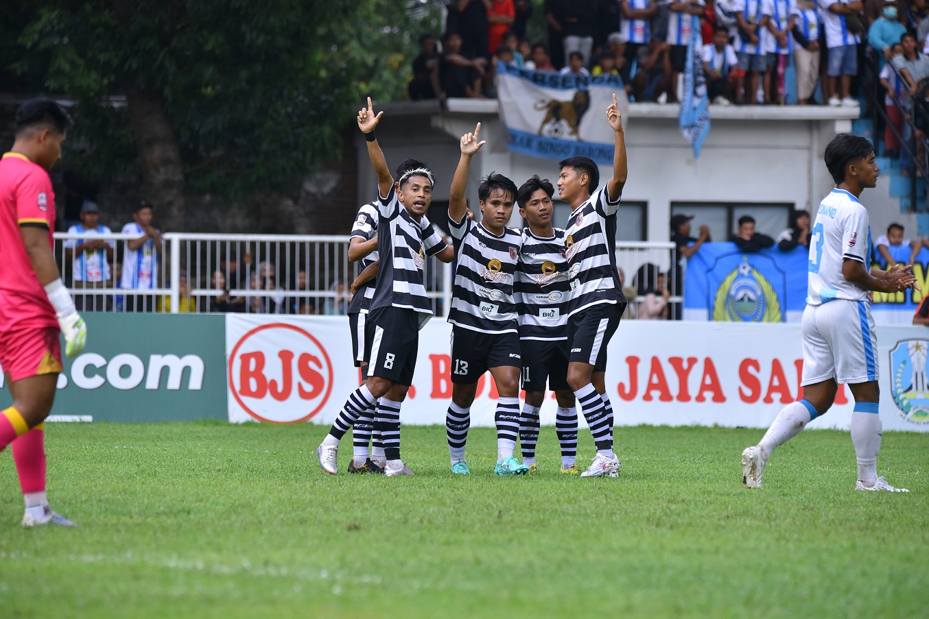 PERAYAAN: Selebrasi pemain Persid saat menghadapi Persenga. Pada laga terakhir babak 8 besar, Persid meraih hasil imbang 2-2 dari Persepam, kemarin (6/2).