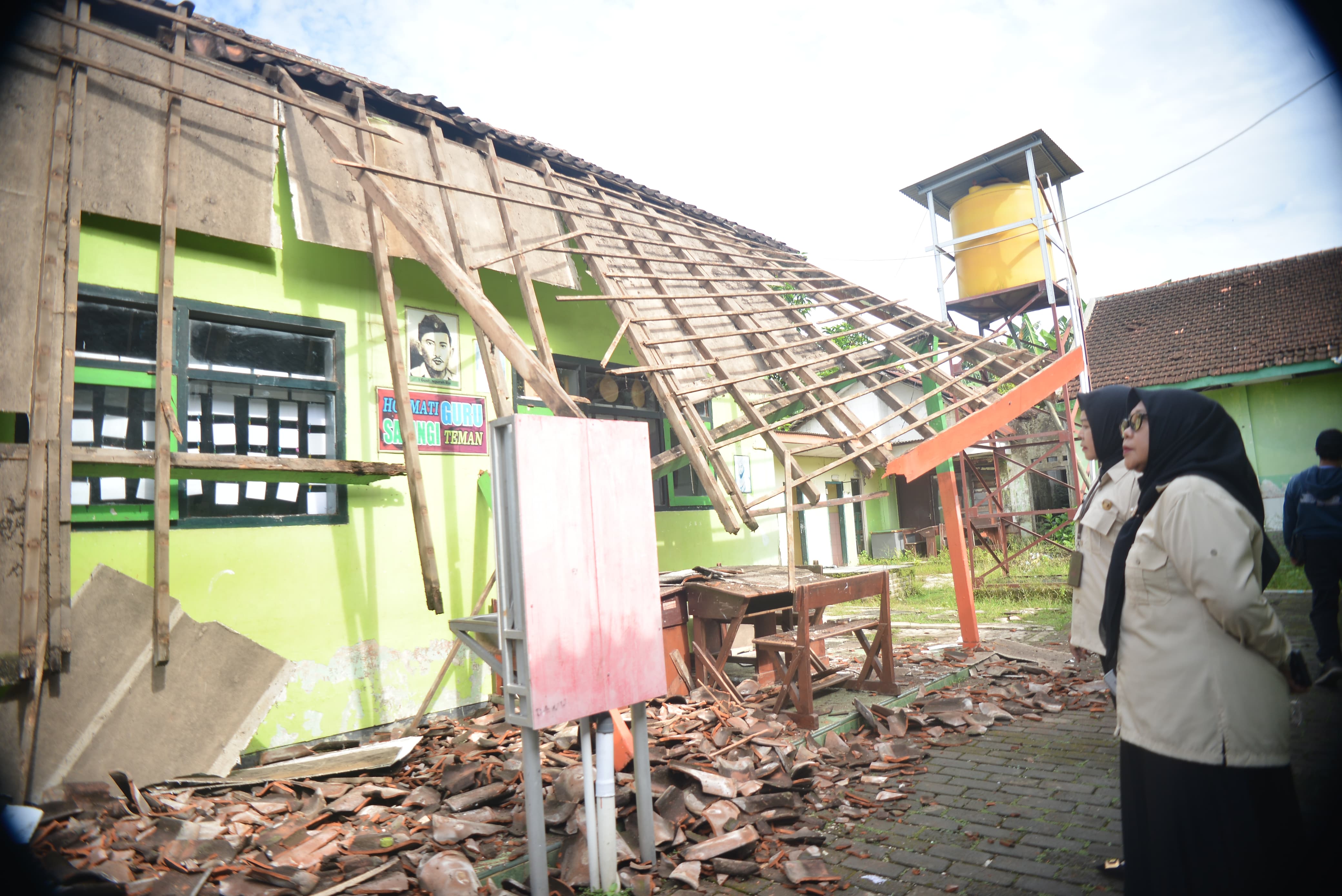 TINJAU LANGSUNG : Kondisi kelas pasca atap teras bangunan runtuh dampak Gempa di Pacitan kemarin, (6/2).