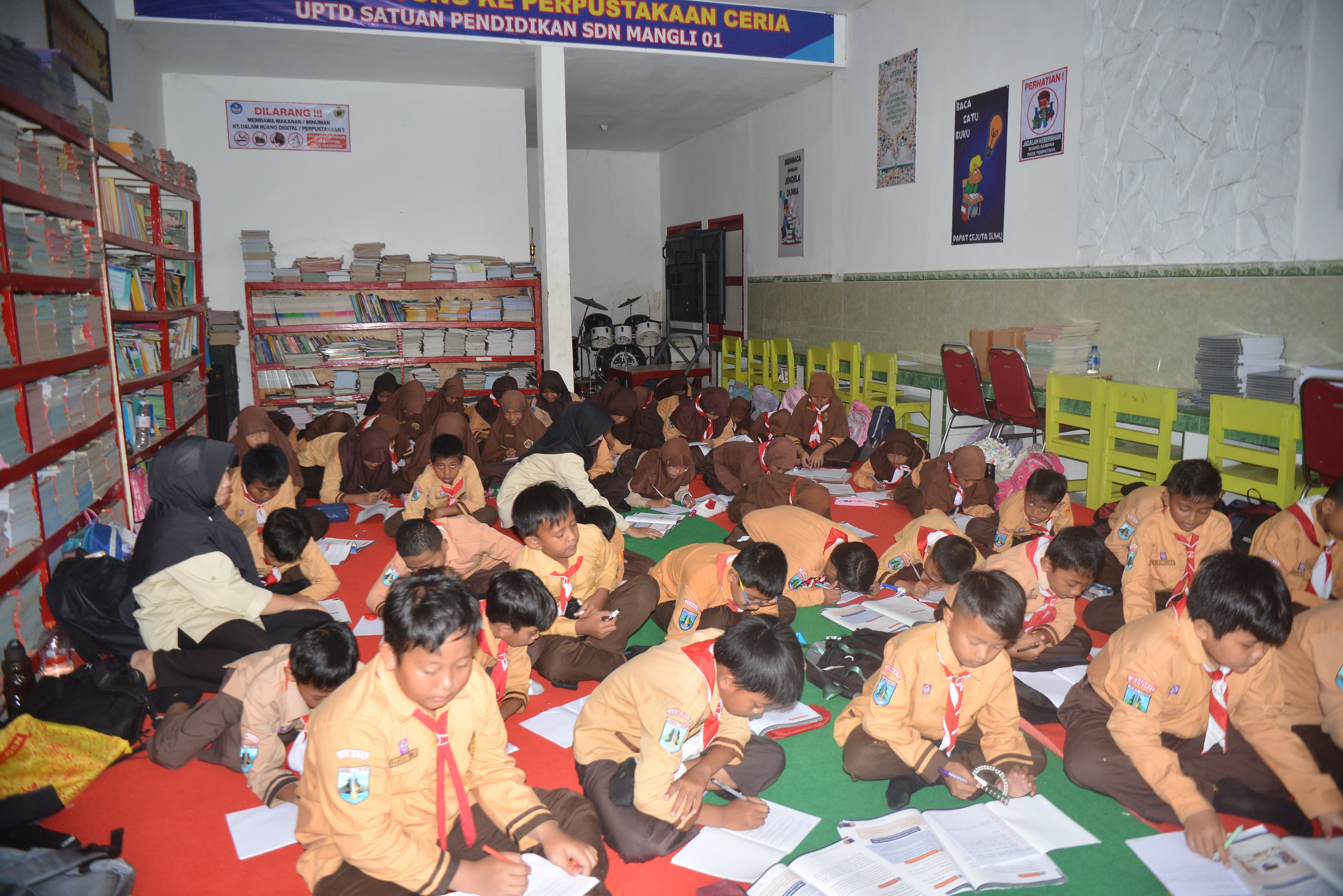 FOKUS : Siswa SDN Mangli 01 aktif belajar meski bukan di ruang kelas biasanya.