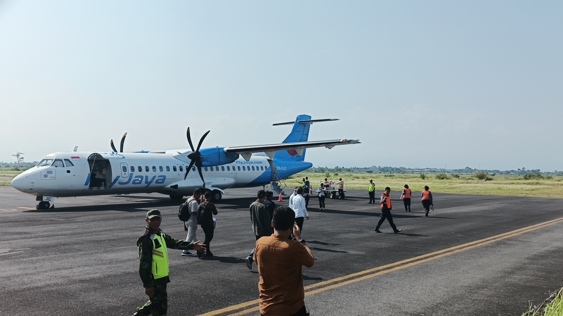 OKUPANSI TERUS TUMBUH: Sejumlah penumpang saat boarding di Bandara Notohadinegoro Jember.