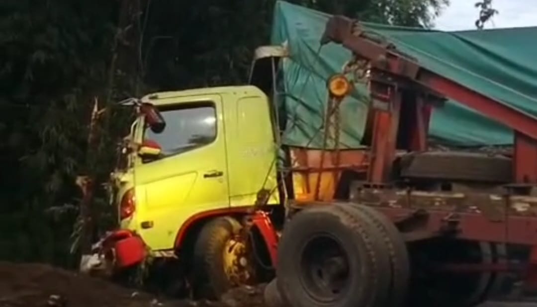 GUNAKAN DEREK MANUAL: Truk Fuso yang mengalami kecelalaan terjun kesungai di Jalan Wolter Mangunsidi, Kranjingan, Sumbersari dievakuasi gunakan dua derek manual