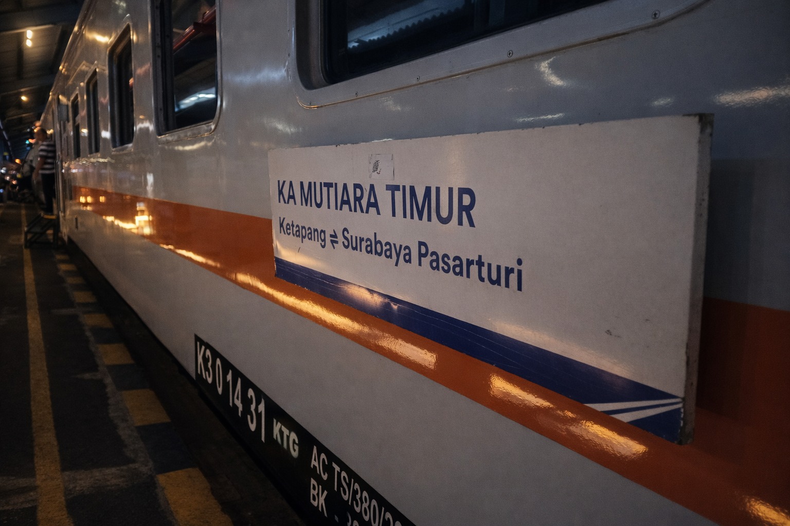 KA Mutiara Timur saat di tunda keberangkatannya di Stasiun Klakah akibat adanya gempa