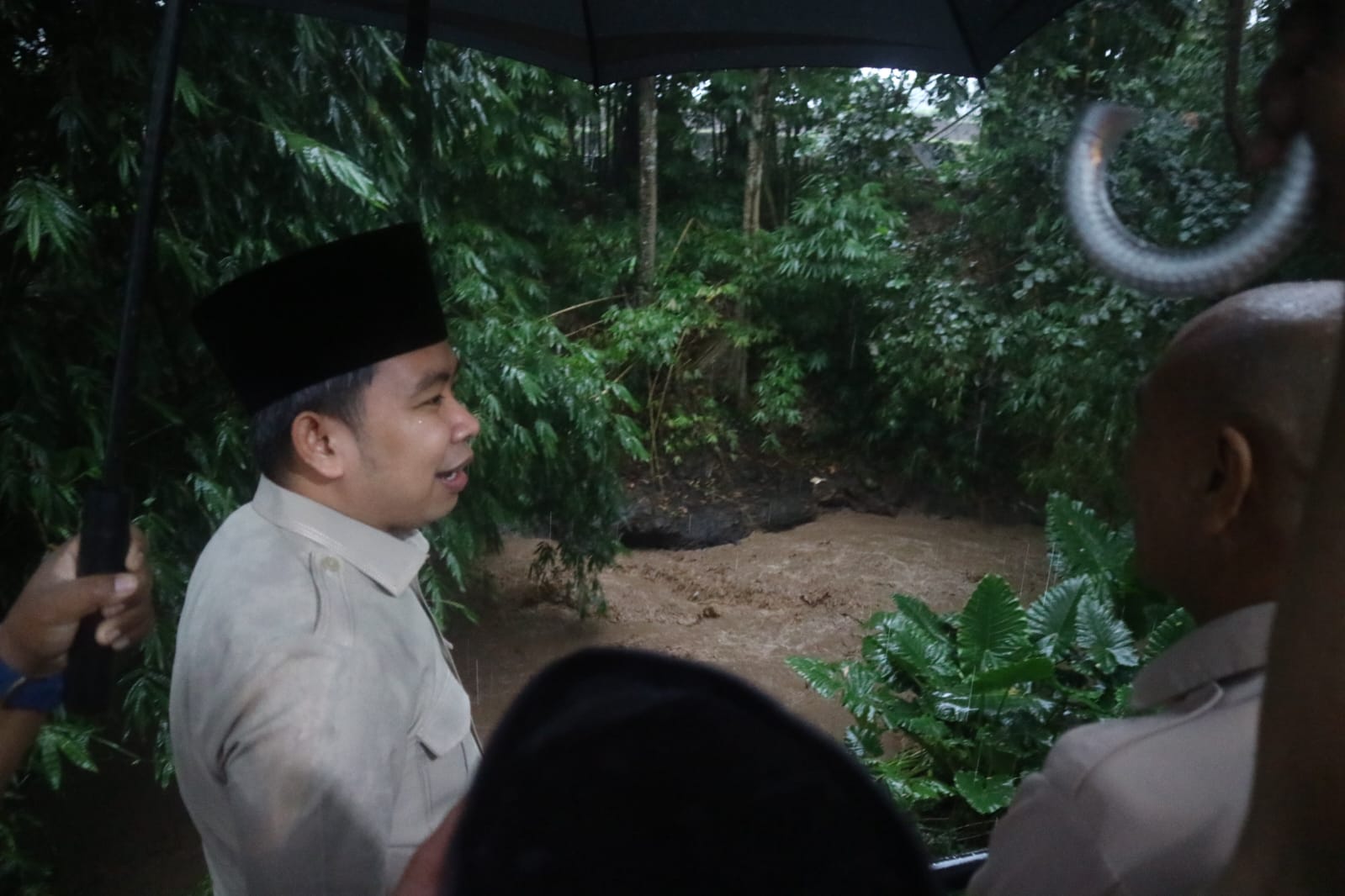 Tertibkan Bantaran Sungai, Gus Bupati Tegaskan Perlindungan Negara bagi Warga Jember