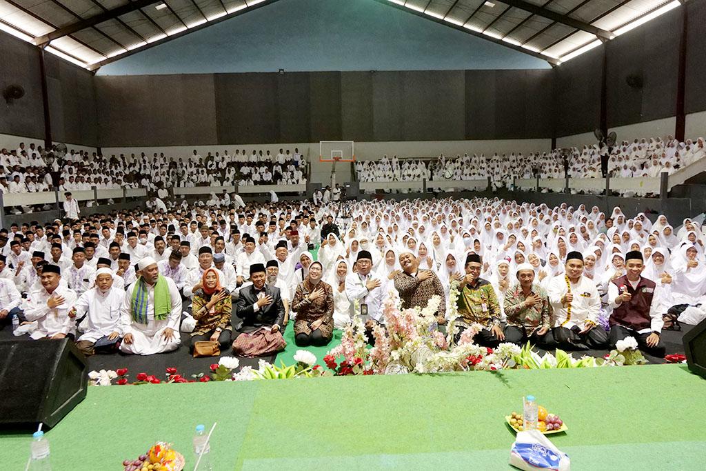 DUKUNG: Bupati Lumajang Indah Amperawati bersama calon jamaah haji (CJH) tahun ini di GOR Wira Bhakti Lumajang, kemarin. (ATIEQSON MAR IQBAL/RAME)