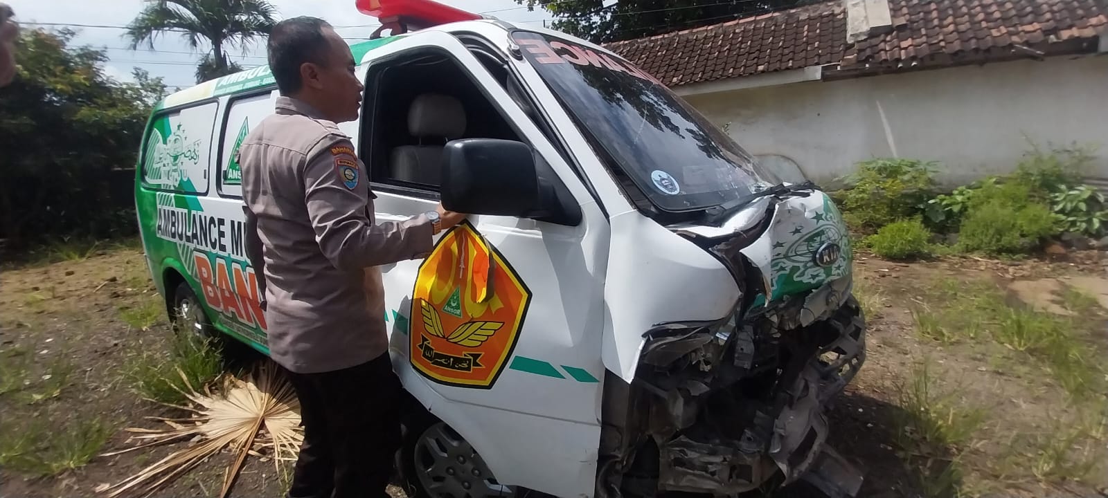 DATANGI: Petugas Polsek Balung saat mendatangi lokasi kecelakaan mobil Pickup Gran Max dengan Ambulan di Jalan Raya Desa Gumelar, Kecamatan Balung, Jember