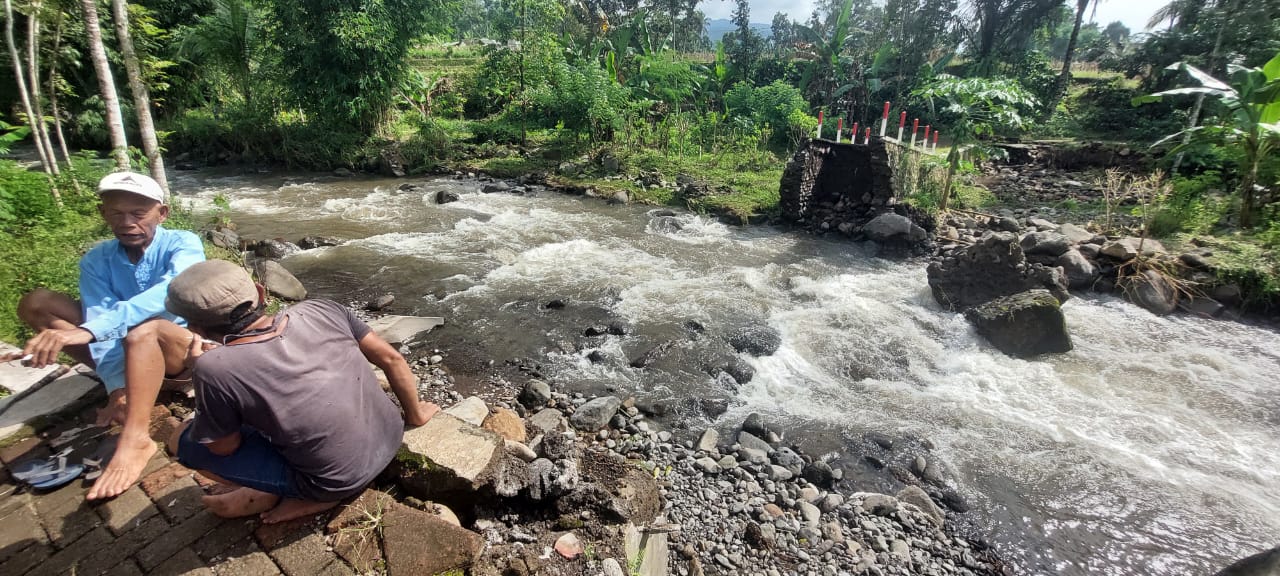 PUTUS: Jembatan panjang 25 meter penghubung Dusun Cempaka debgan Dudun Pakis Utara, Desa Pakis, Kecamatan Panti putus diterjang banjir pada Jumat (6/2/2026) pukuk 17.00 wib