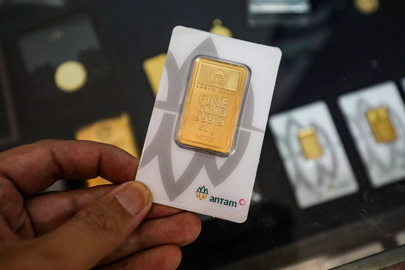 Petugas menunjukkan emas Antam di Butik Emas Logam Mulia PT. Aneka Tambang (Antam) di kantor pusat Jalan TB. Simatupang, Jakarta. (Salman Toyibi/Jawa Pos)