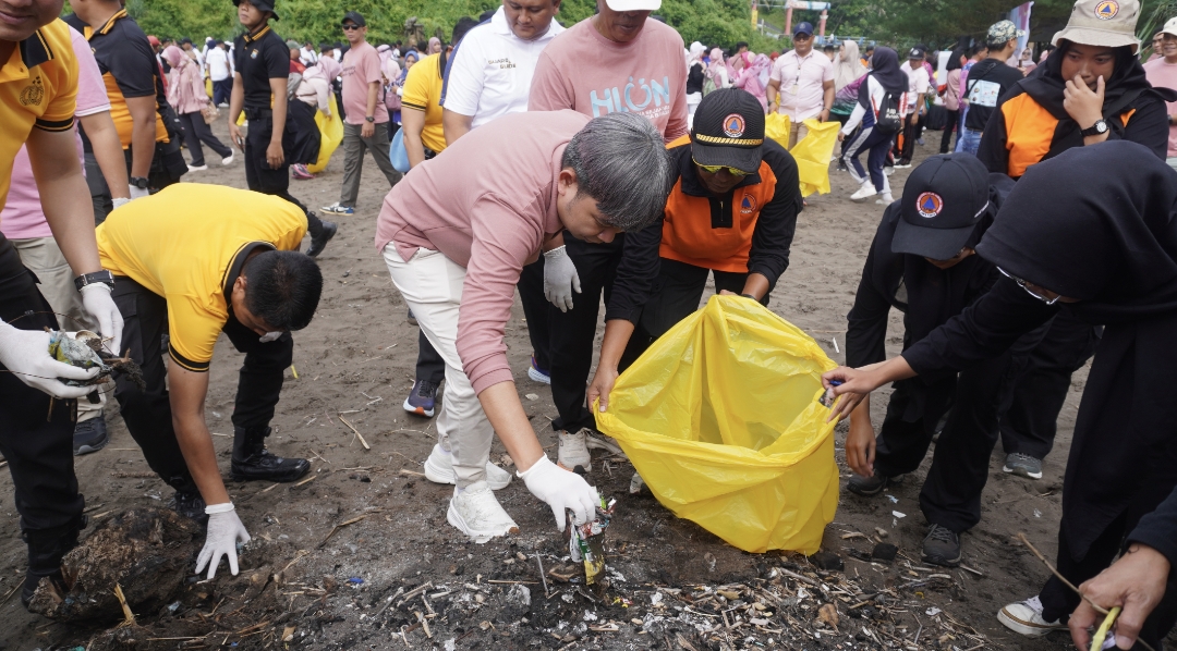 Giat bersih-bersih Pantai Watu Ulo dan Papuma oleh Bupati Jember bareng bersinergi dengan lintas kalangan, Sabtu (7/2/2026). (Maulana/JPRJ)
