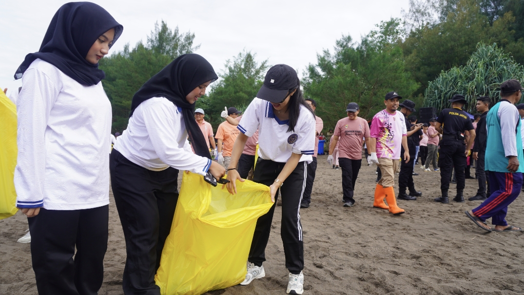Aksi bersih-bersih di kawasan wisata Pantai Watu Ulo dan Papuma, Sabtu (7/2/2026). (Maulana/Radar Jember)