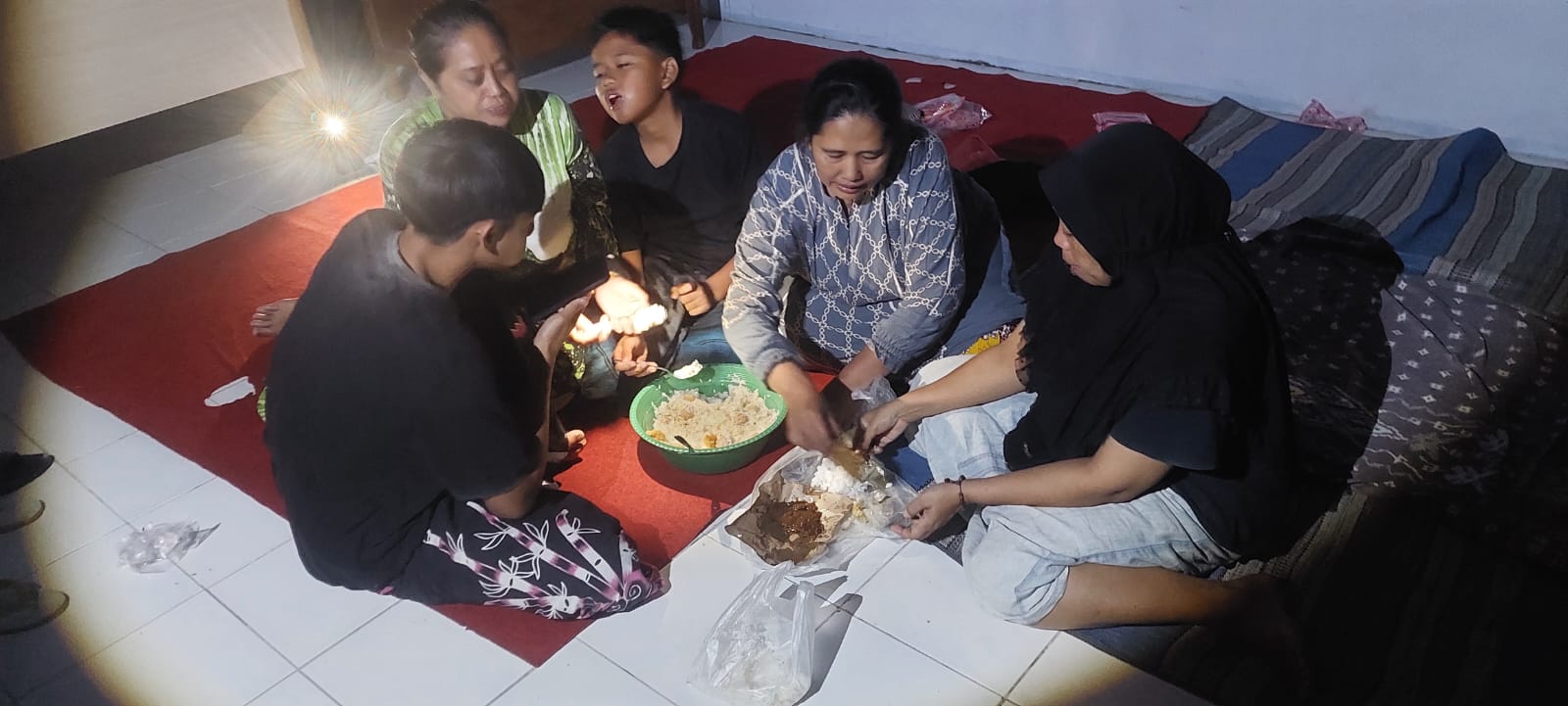 TEMPATI POLINDES: Keluarga Haris dan Mistiono warga Dusun Pertelon, Desa Pakis, Kecamatan Panti yang rumah mulai terdampak mengungsi ke Polindes Desa Pakis, Kecamatan Panti Jumat (6/2) malam.