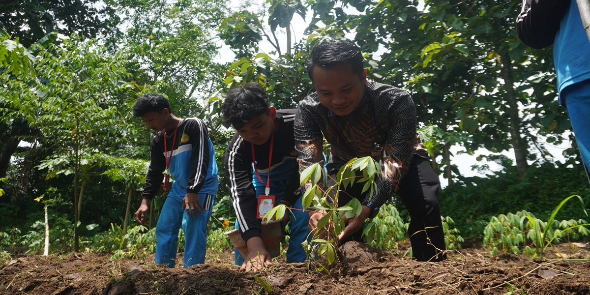 MANDIRI: Kepala SMK IBU Pakusari (paling kanan) dan siswa saat menanam jagung di lahan kebun milik sekolah, Sabtu (7/2). Sekolah ini siap mandiri dengan ketahanan pangan. (SIDKIN)