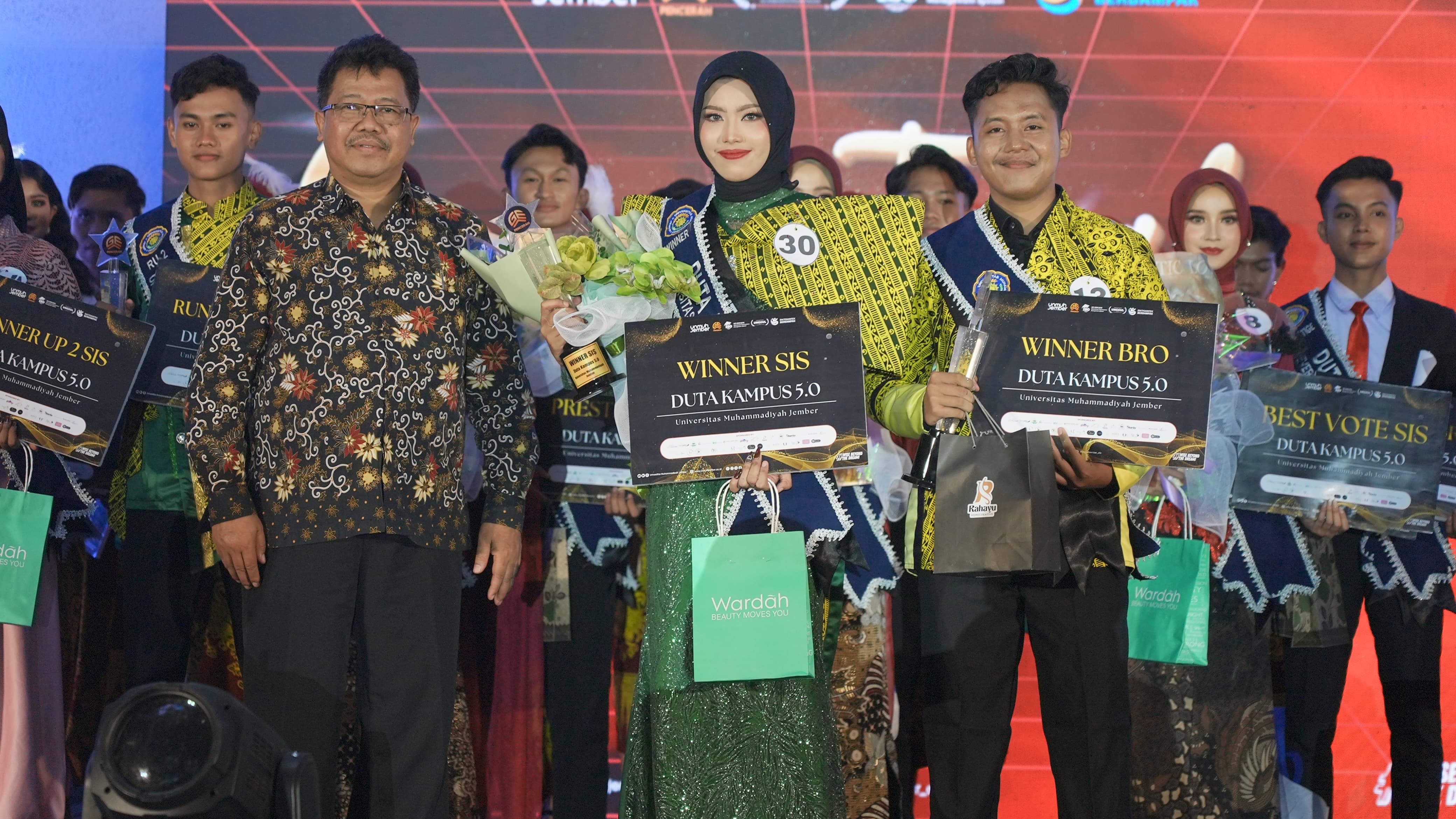 KEREN : Rektor Unmuh Jember Dr Hanafi, M.Pd (kiri) foto bersama dua finalis sebagai duta kampus 5.0.  
