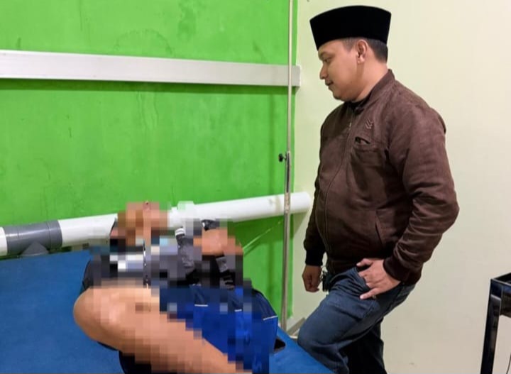 DIEVAKUASI: Sekretaris Desa Sukosari Kidul, Fadil Susanto mengunjungi ODGJ yang sempat meresahkan warga akibat membawa sajam.