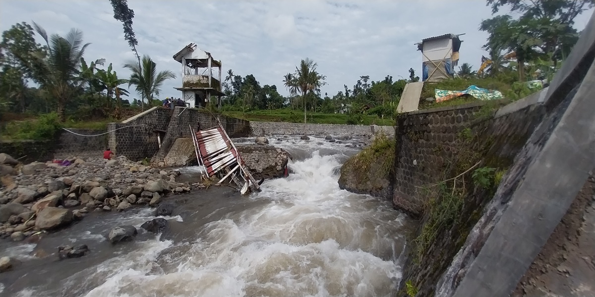 TERSANGKUT DI DAM: Jembatan penghubung dua Dusun di Desa Pakis, Kecamatan Panti yang tersangkut di Dam Cempaka, Dusun Pakis Utara, Desa Pakis, Kecamatan Panti sulit dievakuasi.
