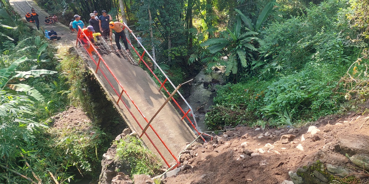 PUTUS TOTAL: Tergerus air jembatan di Dusun Durjo, Desa Karangpring, Kecamatan Sukorambi putus pada Sabtu (7/2) pukul 15.30.  