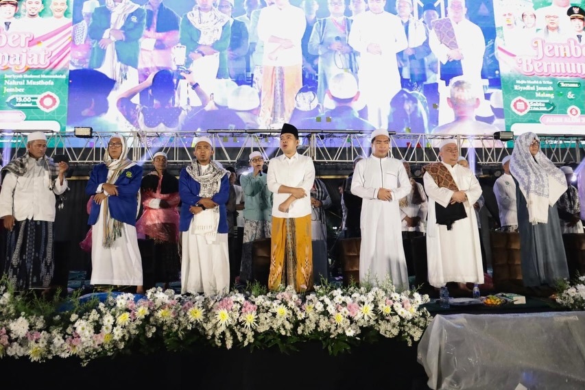 KHIDMAT: Suasana khidmat di Alun-alun Jember saat gelaran Jember Bermunajat (7/2).