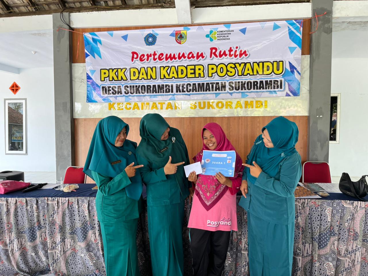 MENANG: Asiya dan Estin menang dalam lomba membuat olahan makanan bergizi untuk PMT balita, di Posyandu Sukorambi.