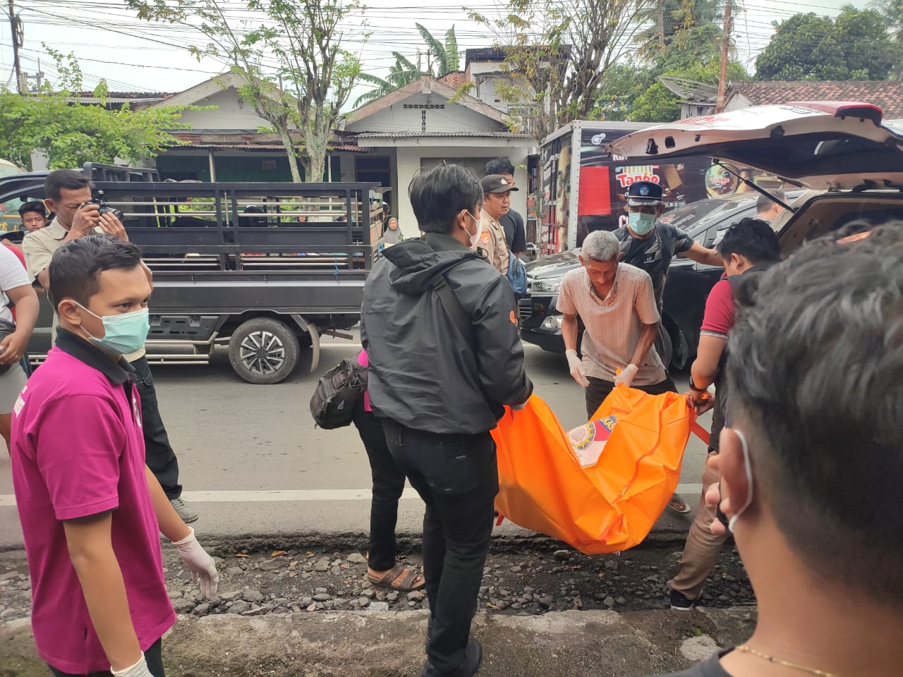 DIPERDALAM: Anggota Polres Bondowoso membawa jenazah pria sebatang kara ke Rumah Sakit untuk dilakukan pemeriksaan.