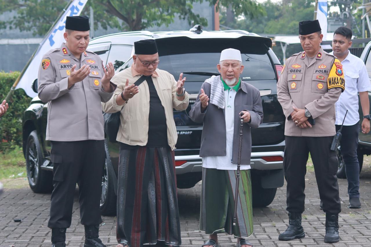 KOMPAK: Kapolres Bondowoso AKBP Aryo Dwi Wibowo berdoa bersama para warga Nahdliyin Bondowoso, sebelum berqngkat ke Malang.