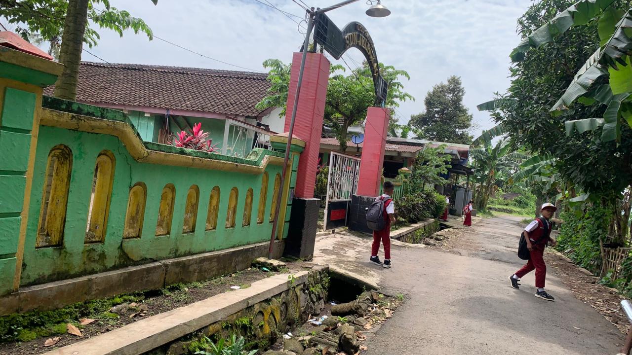 KEMBALI SEKOLAH: Suasana SDN Jelbuk 02 sepulang sekolah, kemarin (9/2). Aktivitas KBM, termasuk kelas V kembali normal setelah pekan kemarin ada insiden pemeriksaan hingga melucuti pakaian siswa.