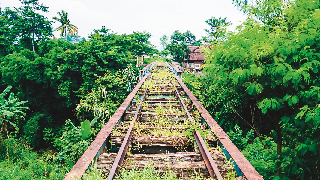 TAK BERFUNGSI: Jalur rel kereta api Kalisat&ndash;Bondowoso tak lagi berfungsi.