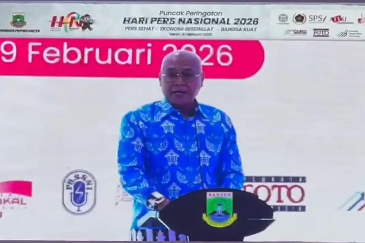 Ketua Umum Persatuan Wartawan Indonesia (PWI) Pusat Akhmad Munir memberikan sambutan dalam peringatan Hari Pers Nasional (HPN) 2026 di Serang, Banten, Senin (9/2/2025).