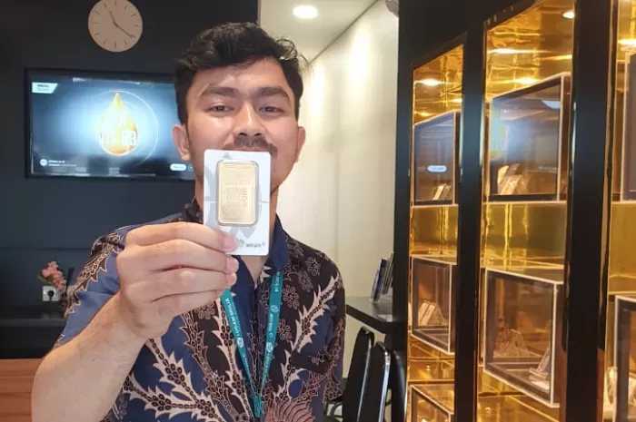 Customer Service Butik Emas LM Antam Bogor menunjukkan logam mulia yang banyak dibeli. (Foto : Omer Ritonga/Radar Bogor) 