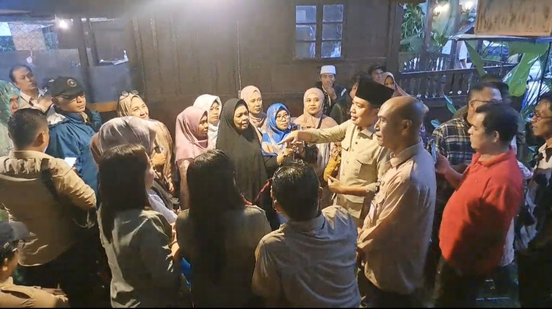 ZONA MERAH: Bupati Fawait bersama rombongan Satgas Infrastruktur dan Tata Ruang saat melakukan inspeksi bantaran sungai Perumahan Bernady Land dan Bumi Este Muktisari, Jember, (6/2).