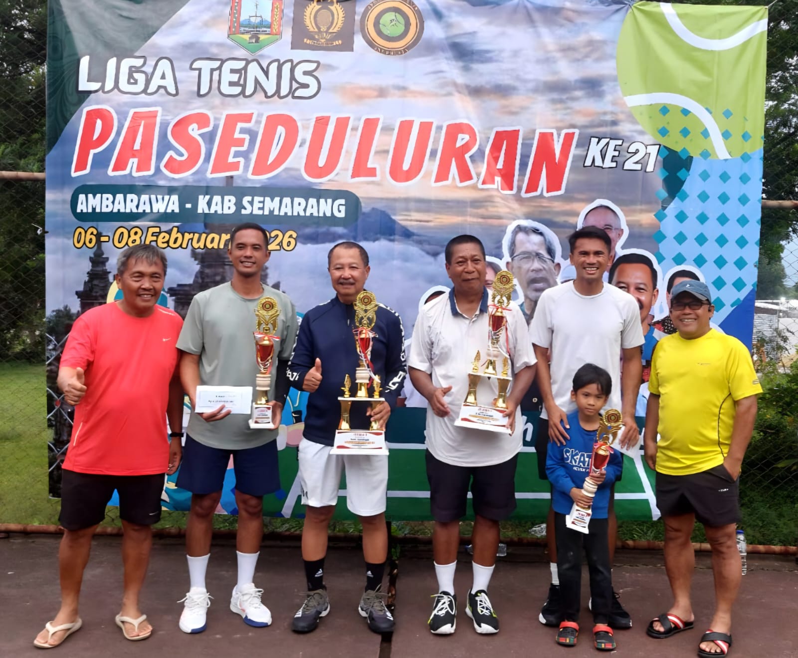 RAIH JUARA: Soetriono (biru) dan Christian (Abu-abu) tunjukkan trophy usai menjuarai Liga Tenis Paseduluran ke 21