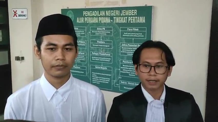 Fahril (kiri) bersama kuasa hukumnya, Fahmi Ardianto