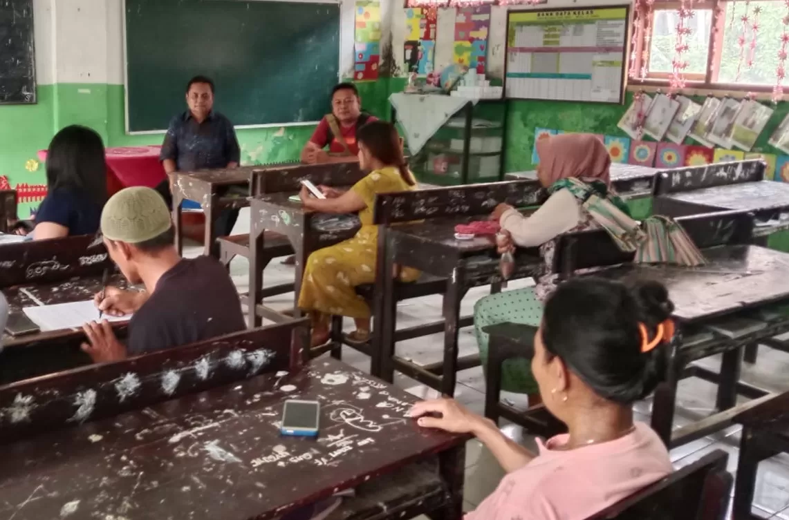Pertemuan antara orang tua siswa yang digeledah, sekolah, dan dinas pendidikan di salah satu SD Negeri di Jelbuk Jember (Febri)