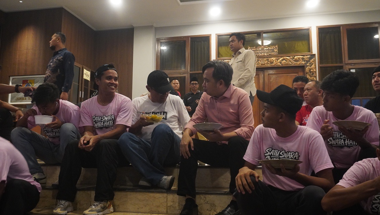 MAKAN BERSAMA: Bupati Jember Muhamammad Fawait menyambut pemain, ofisial, dan suporter Persid Jember di Pendapa Wahyawibawagraha, Sabtu (7/2). Pemkab bakal menyediakan bonus jika Persid lolos ke final