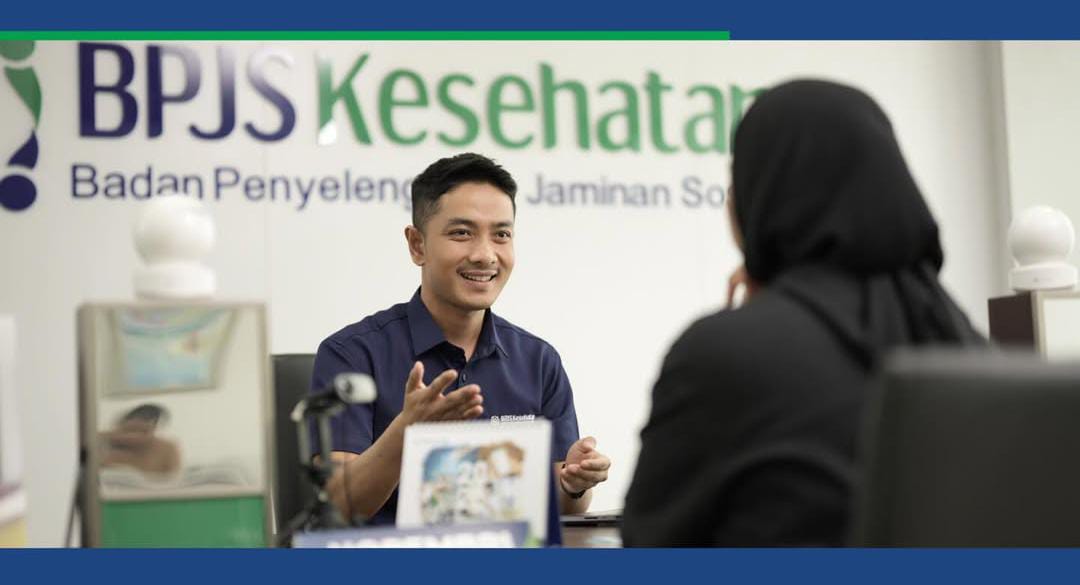 MELAYANI: Staff BPJS Kesehatan memberikan pelayanan kepada masyarakat (foto: Instagram BPJS)