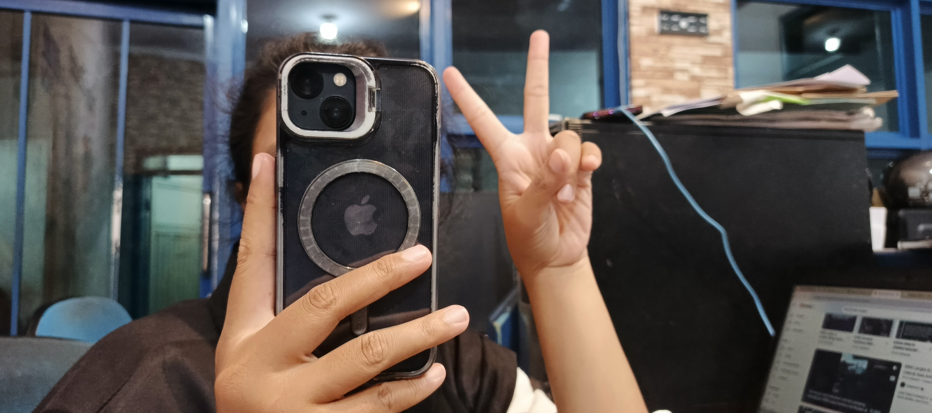 Tren penggunaan iPhone yang belakangan kian digandrungi kalangan milenial dan Gen Z. Tidak sekedar untuk kebutuhan fotografi, tapi juga demi gengsi. (Dok. Maulana/JPRJ)