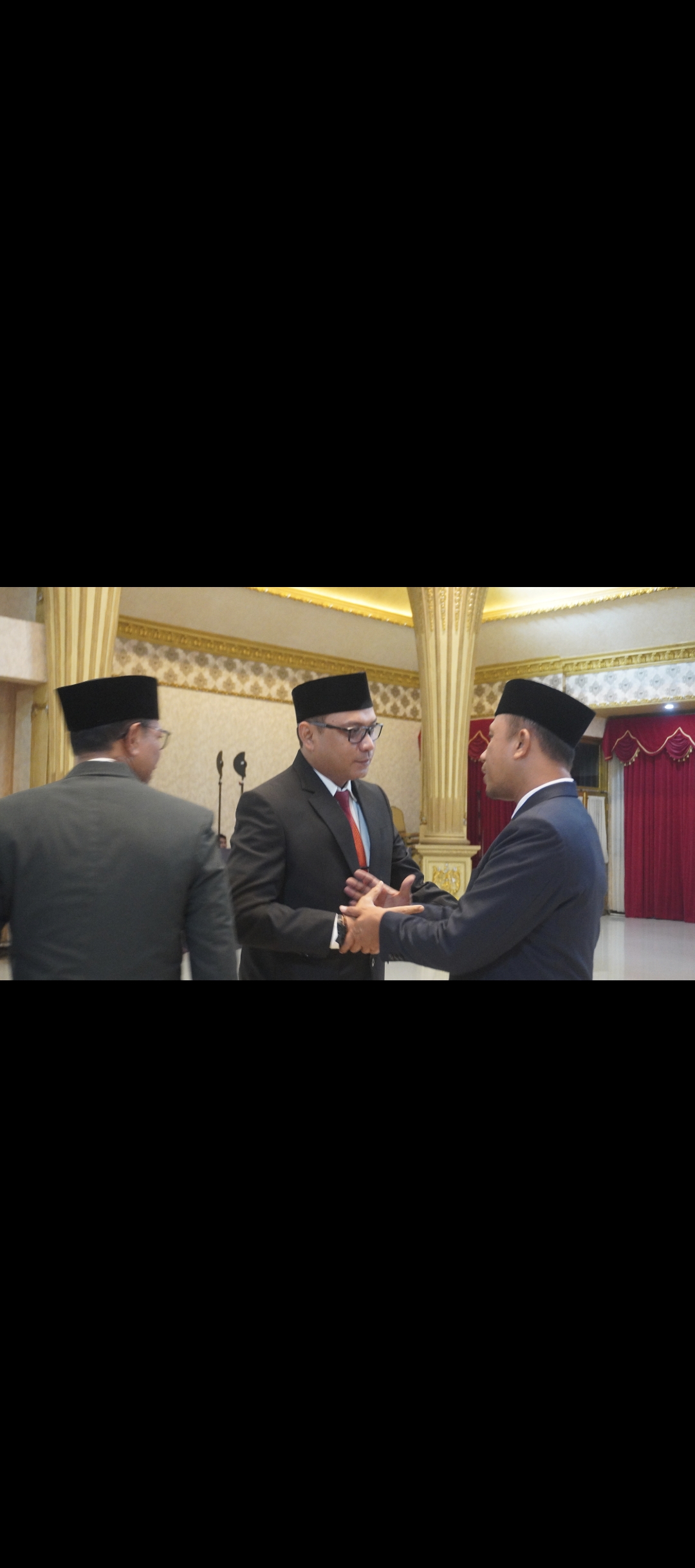 Pj. Sekda Jember Akhmad Helmi Luqman, seusai dilantik Bupati Fawait, di Pendapa Wahyawibawagraha Jember. (Maulana/Radar Jember)