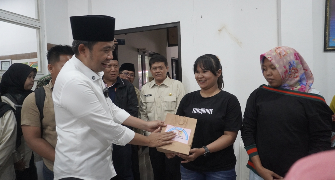 Bupati Fawait saat bertemu dengan sejumlah ibu-ibu di Puskesmas Arjasa, saat melangsungkan giat Bunga Desaku Arjasa. (Maulana/JPRJ)