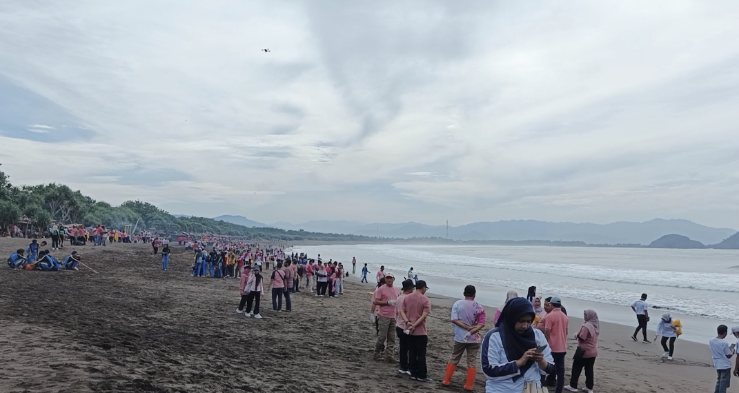 Suasana Pantai Watu Ulo Jember yang telah terintegrasi satu tiket dengan Pantai Papuma. (Maulana/JPRJ)