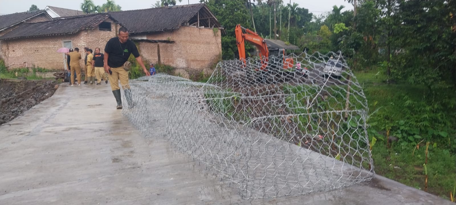 TERTUNDA: Pemasangan bronjong untuk menaikkan air dari sungai Petung kesaluran irigasi yang mengaliri sawah 98 hektar tertunda