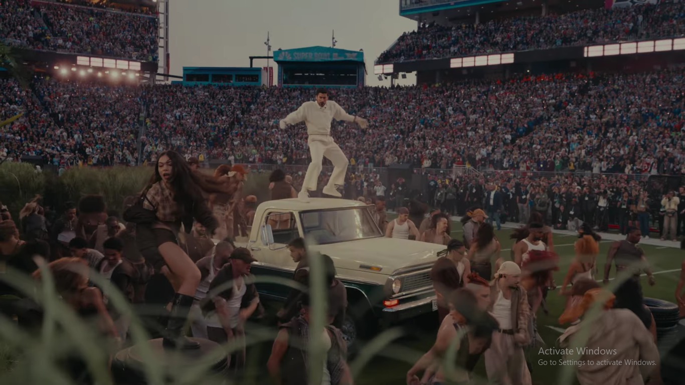 MEMUKAU: Penampilan Bad Bunny saat mengisi Super Bowl Halftime Show 2026 di Levi&rsquo;s Stadium, Santa Clara, California, Minggu malam 8/2/2026 (Foto: Tangkapan layar youtube NFL)