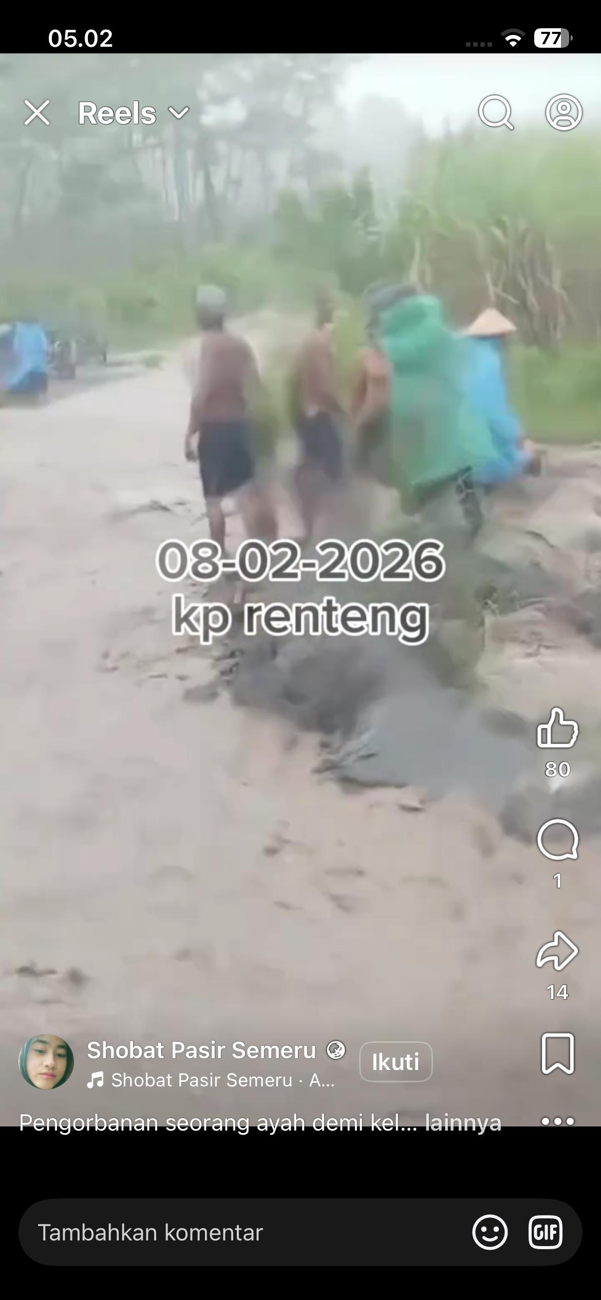 Tangkap layar warga saat membantu evakuasi korban terseret banjir, kemarin.