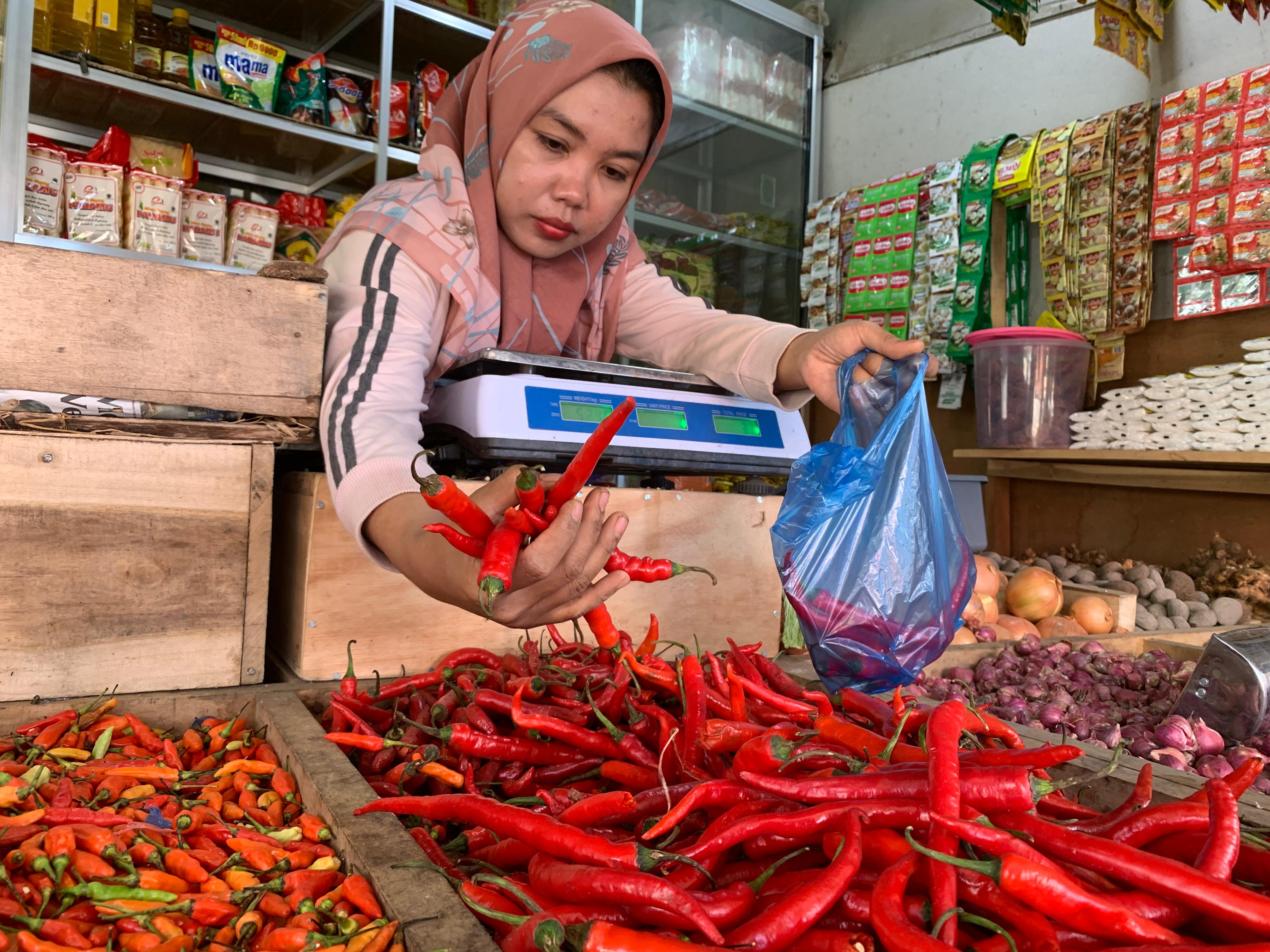 NAIK: Harga cabai di pasaran mulai alami kenaikan signifikan, kemarin.(ADE APRYANIS/RAME)