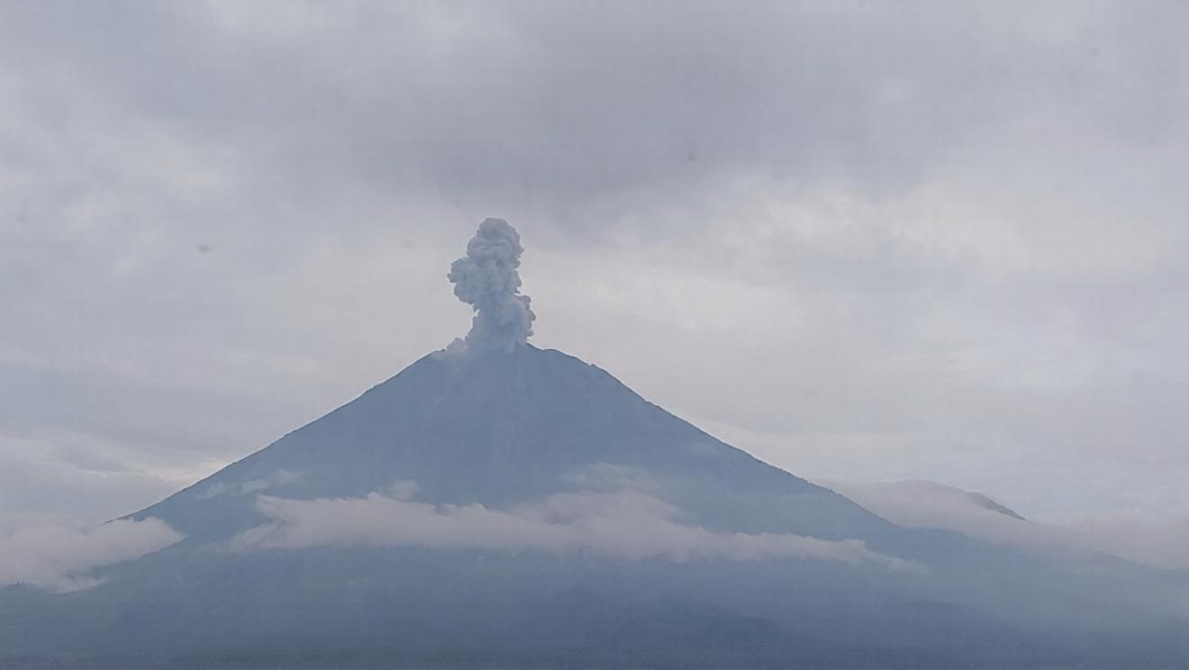 AKTIF: Kondisi Gunung Semeru terus aktif mengeluarkan letusan setiap harinya.(PETUGAS PPGA FOR RAME)