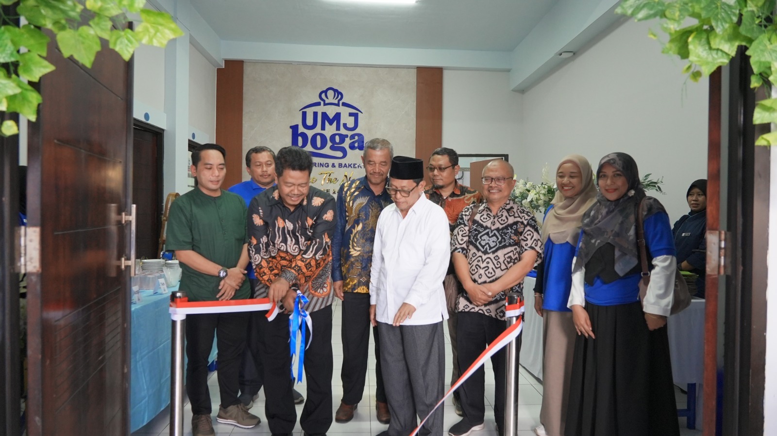 PERESMIAN: Rektor Unmuh Jember, Dr Hanafi, M Pd bersama Direktur UMJ Boga, Dr Astri Widyaruli Anggraeni, M A beserta jajaran meresmikan UMJ Boga, Senin (9/2).