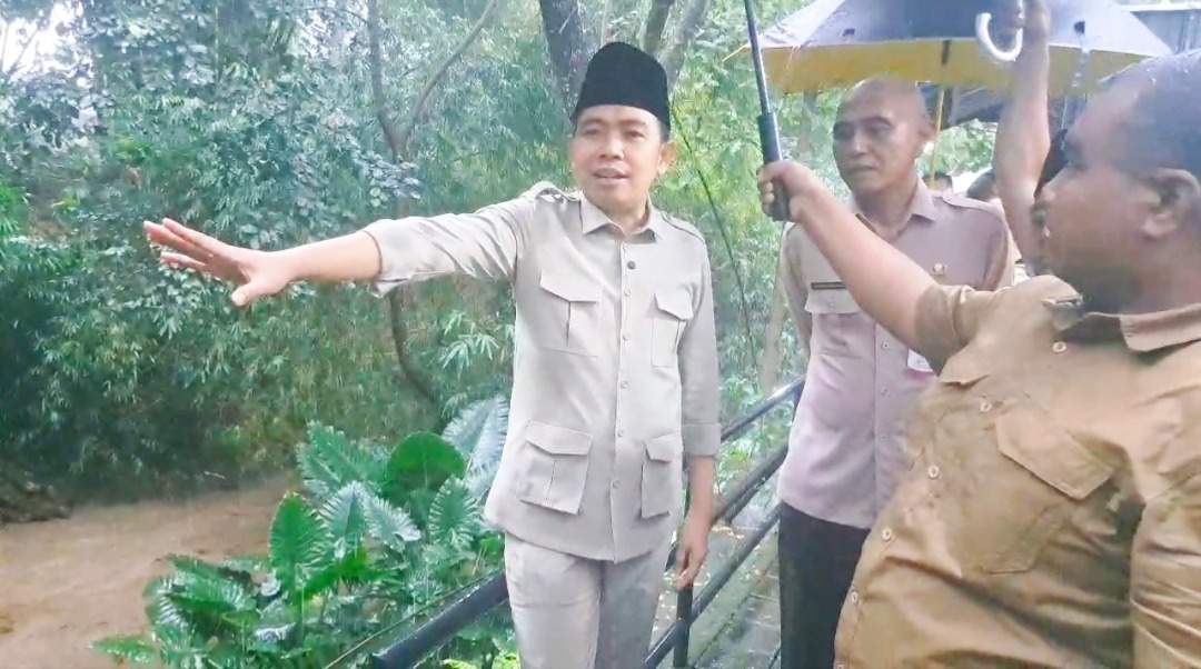 CARI SOLUSI: Bupati Fawait beserta Tim Satgas Infrastruktur dan Tata Ruang saat melakukan inspeksi di sejumlah kawasan perumahan di Patrang dan Kaliwates, (6/2) terkait banjir yang terjadi tiap tahun.